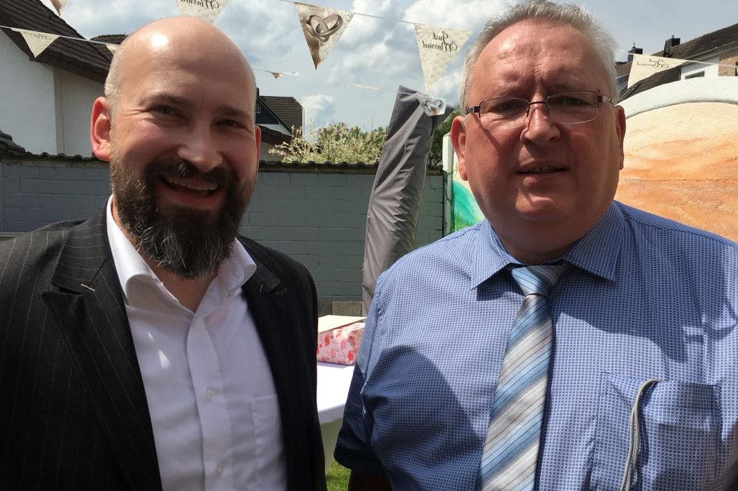 Mark Blöhm (links) mit seinem Vater, der viele Jahre als Kranken- und Altenpfleger gearbeitet hat